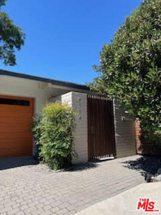 Property Photo: 4116 Witzel Dr CA 91423