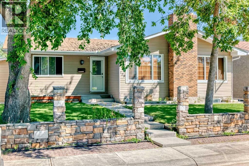 Property Photo: 128 Whiteside Crescent Northeast AB T1Y 2A7