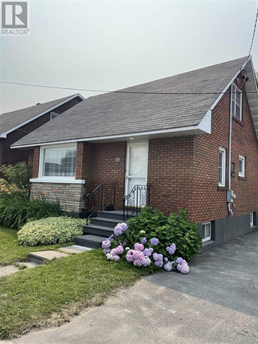Property Photo:  35 Wallace Ter  ON P6C 1K2 
