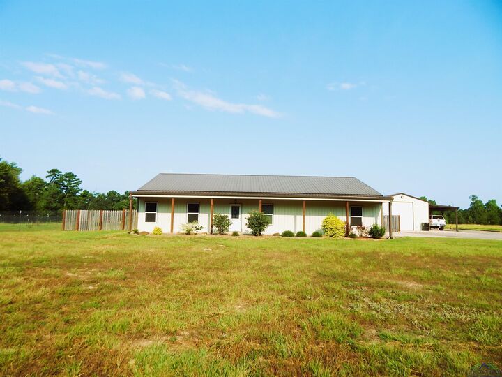 Property Photo:  318 Palm Rd  TX 75755 