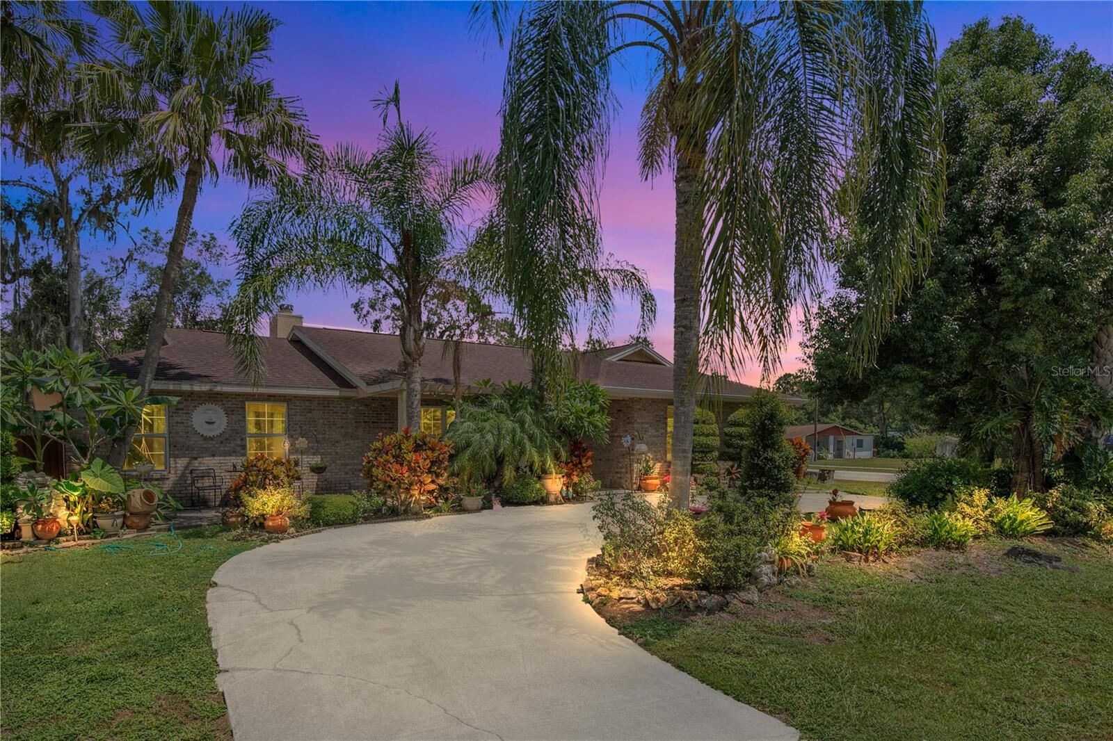 Property Photo: 403 W French Avenue FL 32763