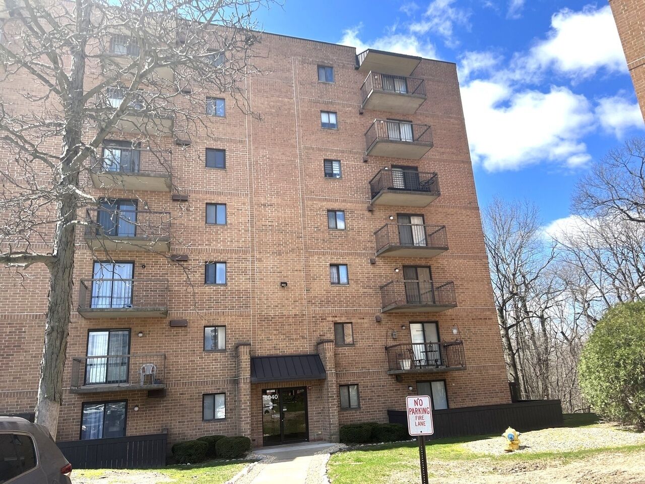 Property Photo: 6040 Lake Bluff Drive 402 IL 60477