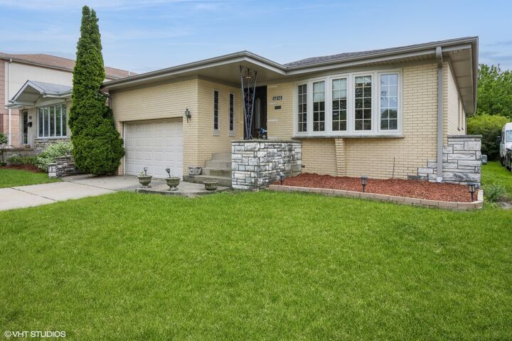 6846 N Dowagiac Avenue  Chicago IL 60646 photo