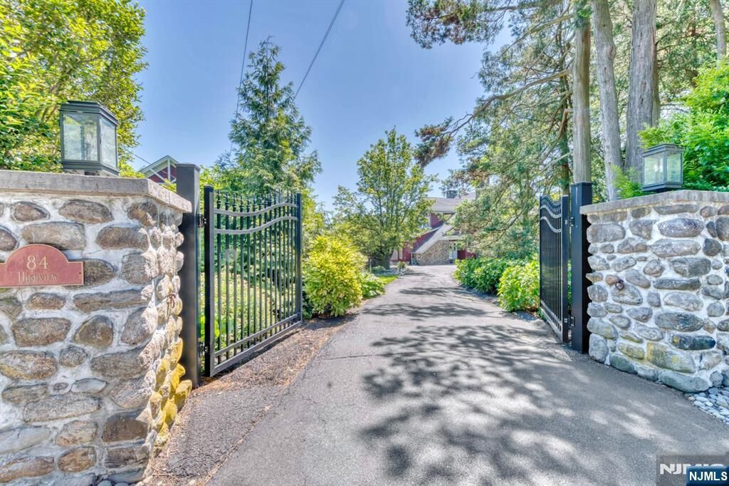Property Photo:  84 Highview Avenue  NY 10954 