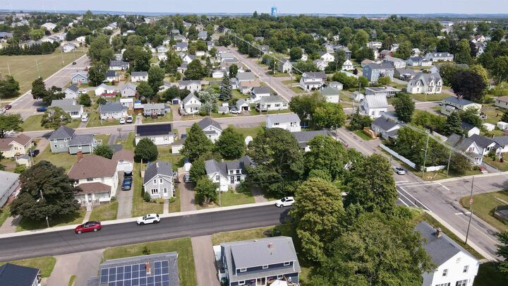 Property Photo: 407 Willow Avenue PE C1N 2B4