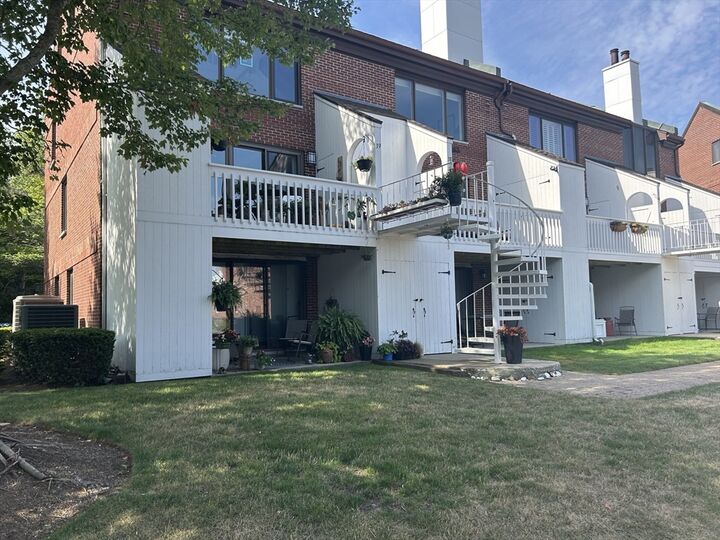 Property Photo:  126 Merrimac Street 37  MA 01950 