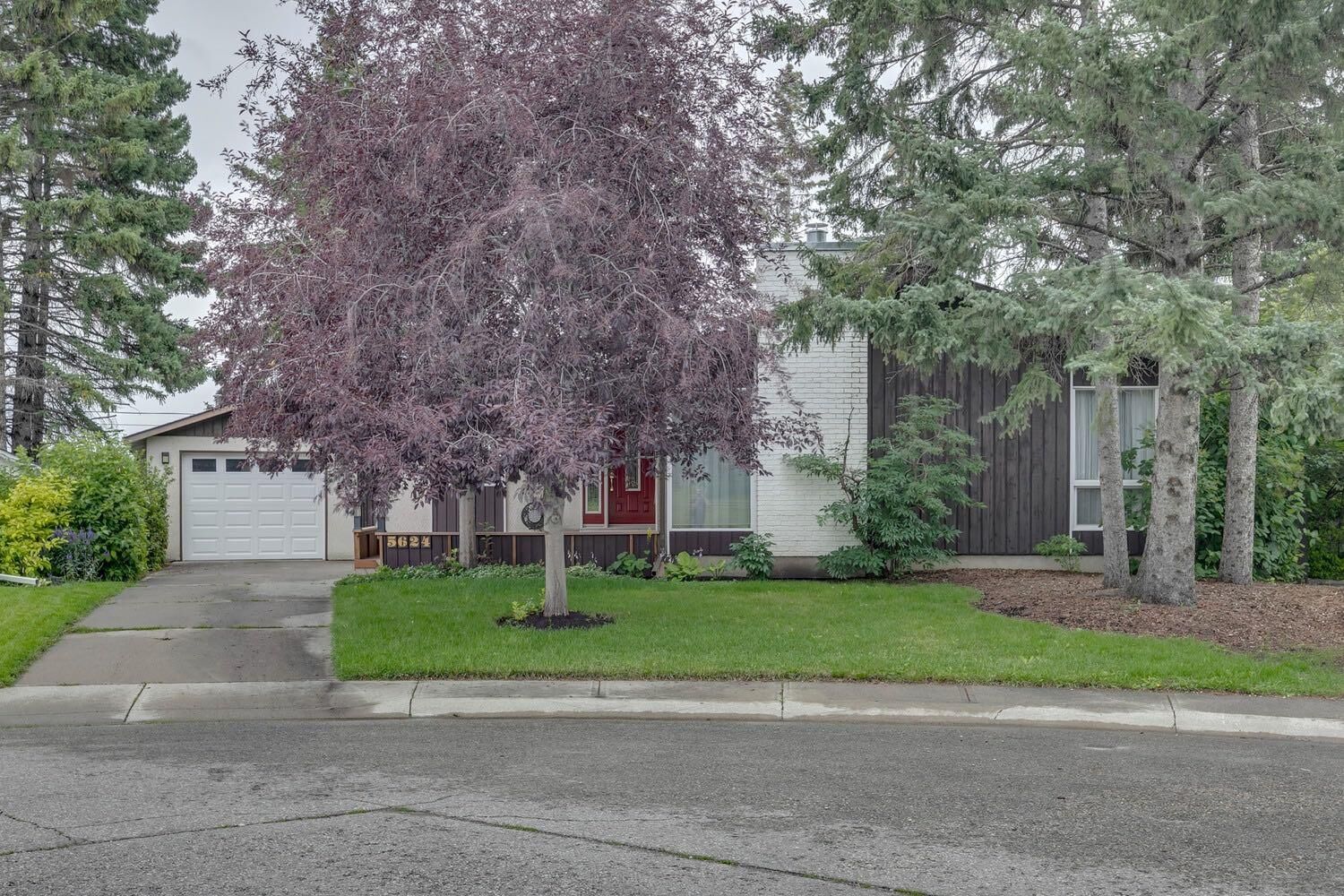 Property Photo:  5624 Ladbrooke Drive SW  AB T3E 5X8 