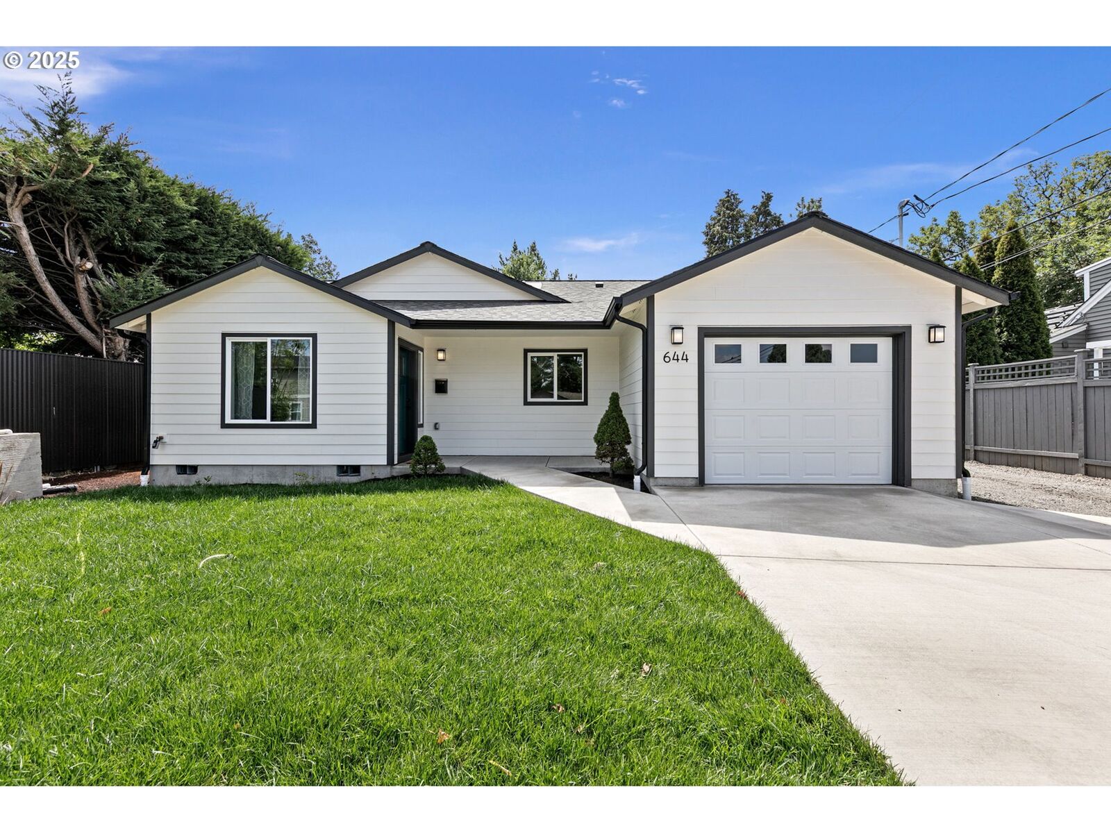 Property Photo:  644 W 18th Ave  OR 97402 