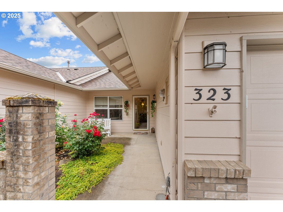 Property Photo:  323 NE Fircrest Pl  OR 97128 