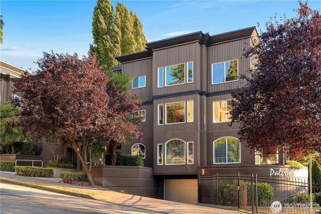 Property Photo:  1029  Belmont Avenue E 305  WA 98102 