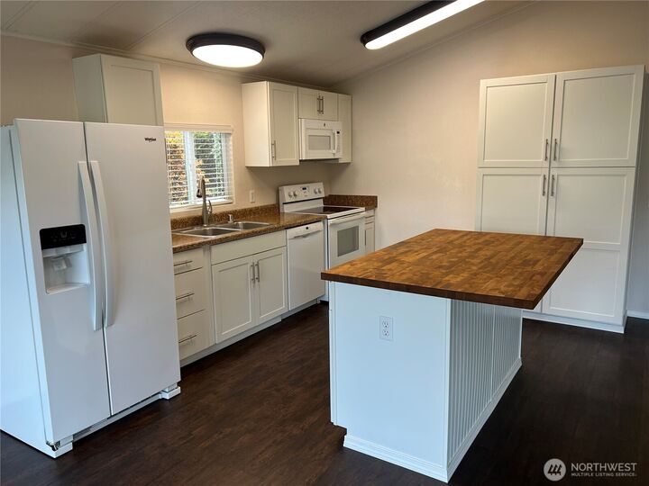 Property Photo: 707 37th Street SE 73 WA 98002