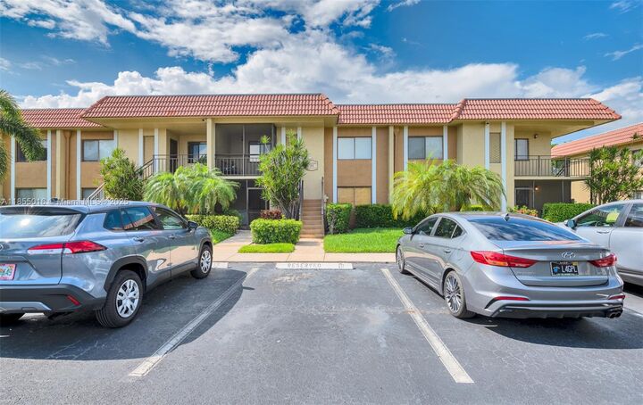 Property Photo: 305 Lakeview Dr 104 FL 33326