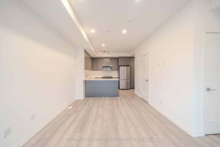 Property Photo:  11 Lytham Green Circle 5  ON L3Y 0H5 