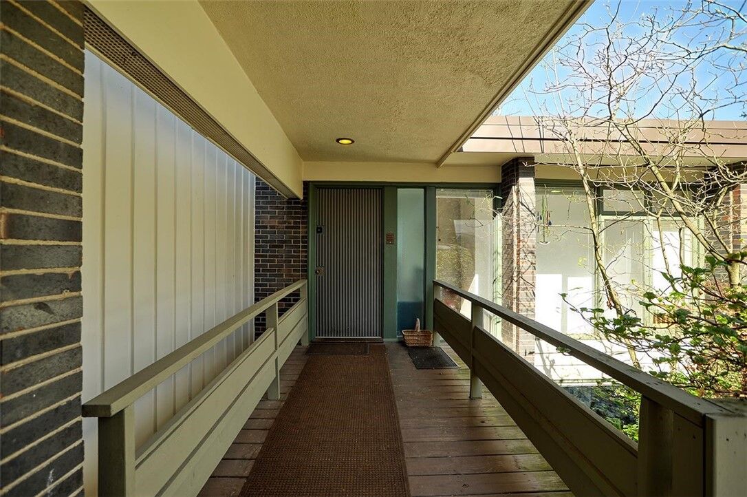 Property Photo:  90 E Woodland Road  PA 15232 