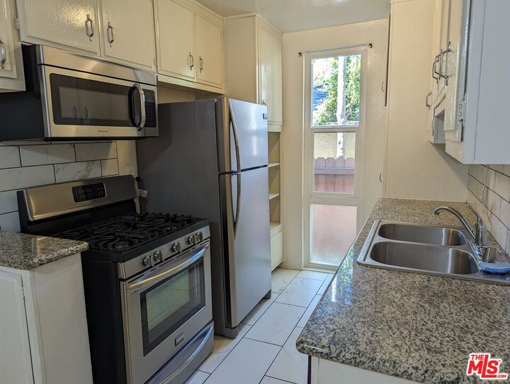 Property Photo:  633 N Sweetzer Ave  CA 90048 