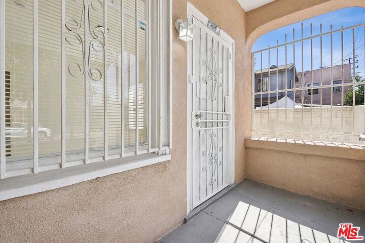 Property Photo:  1464 1/2 W 35th Pl  CA 90018 