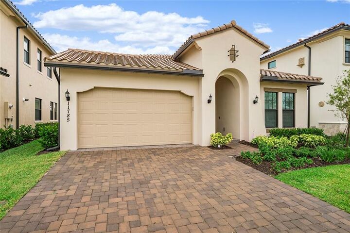 Property Photo: 11785 S Waterway Cir FL 33076