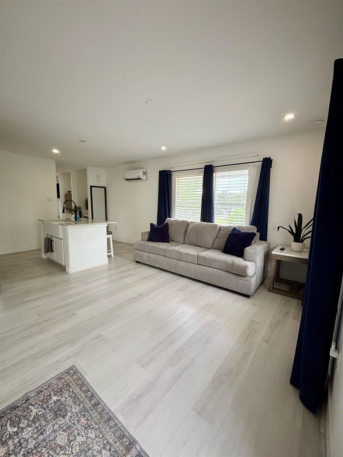 Property Photo:  203 S Lockwood Drive 3  TX 77011 