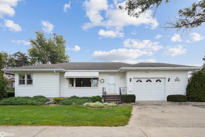 Property Photo:  909 1/2 E South Street  IA 50158 