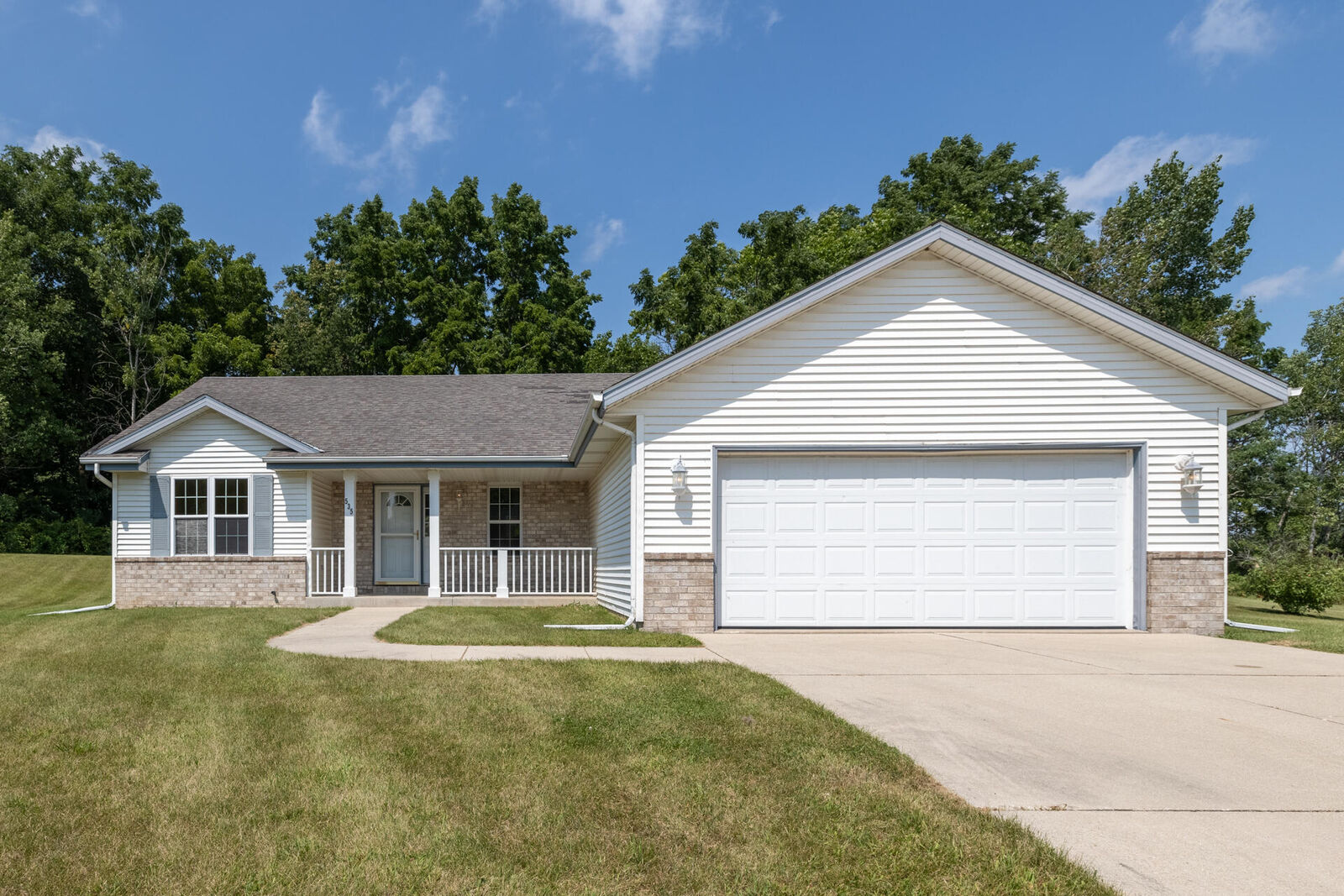 Property Photo: 535 Island View Cir WI 53034
