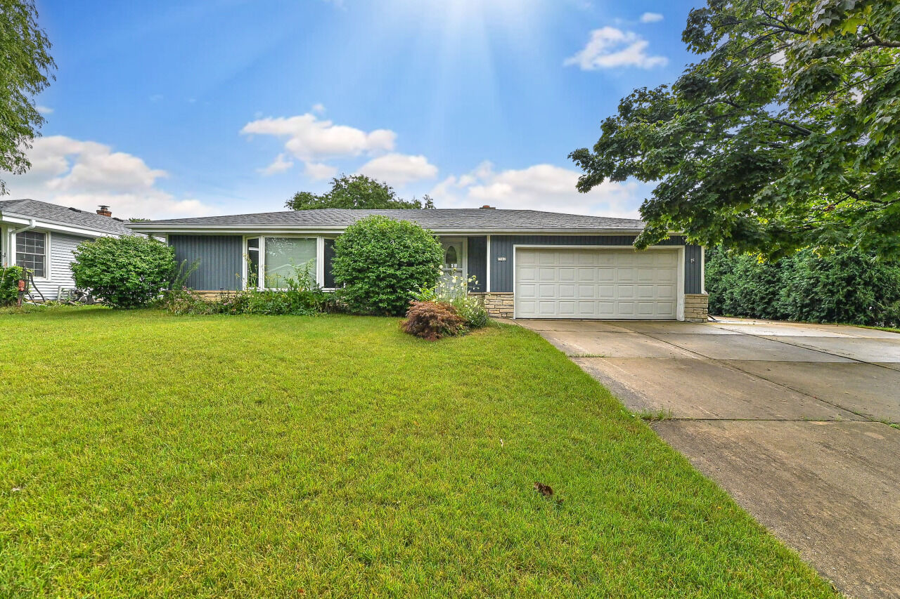 Property Photo:  7562 S Highfield Ct  WI 53154 