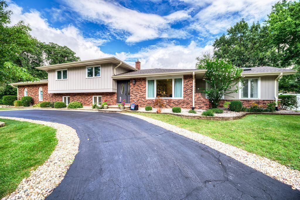 Property Photo: 329 Montclare Lane IL 60191