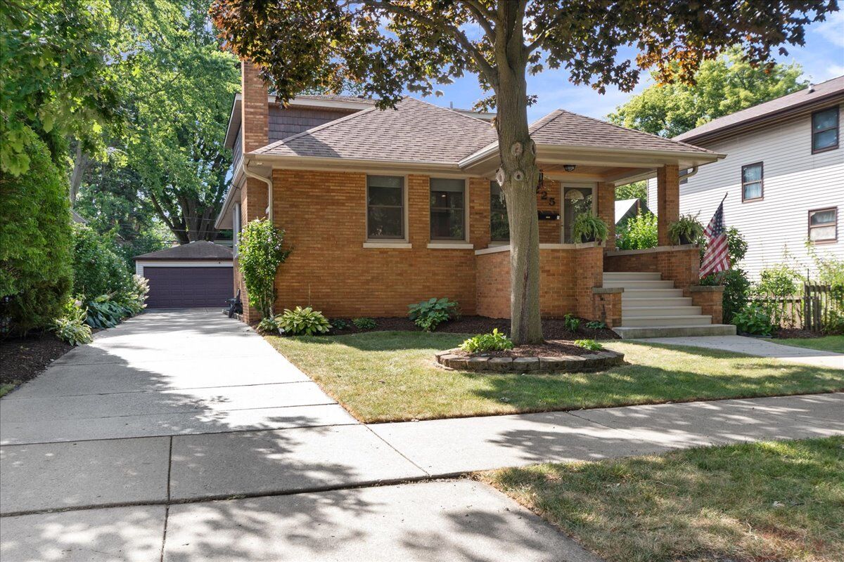 Property Photo: 225 16th Street IL 60091