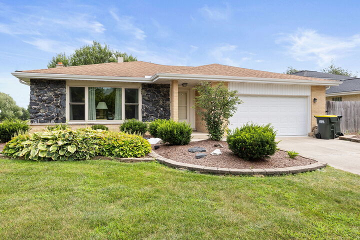 Property Photo:  1409 S William Street  IL 60559 