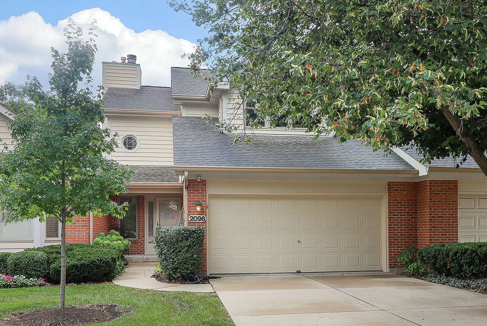 Property Photo:  2096 Hallmark Court  IL 60187 