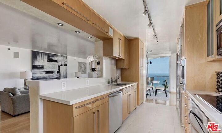 Property Photo:  201 Ocean Avenue 609P  CA 90402
