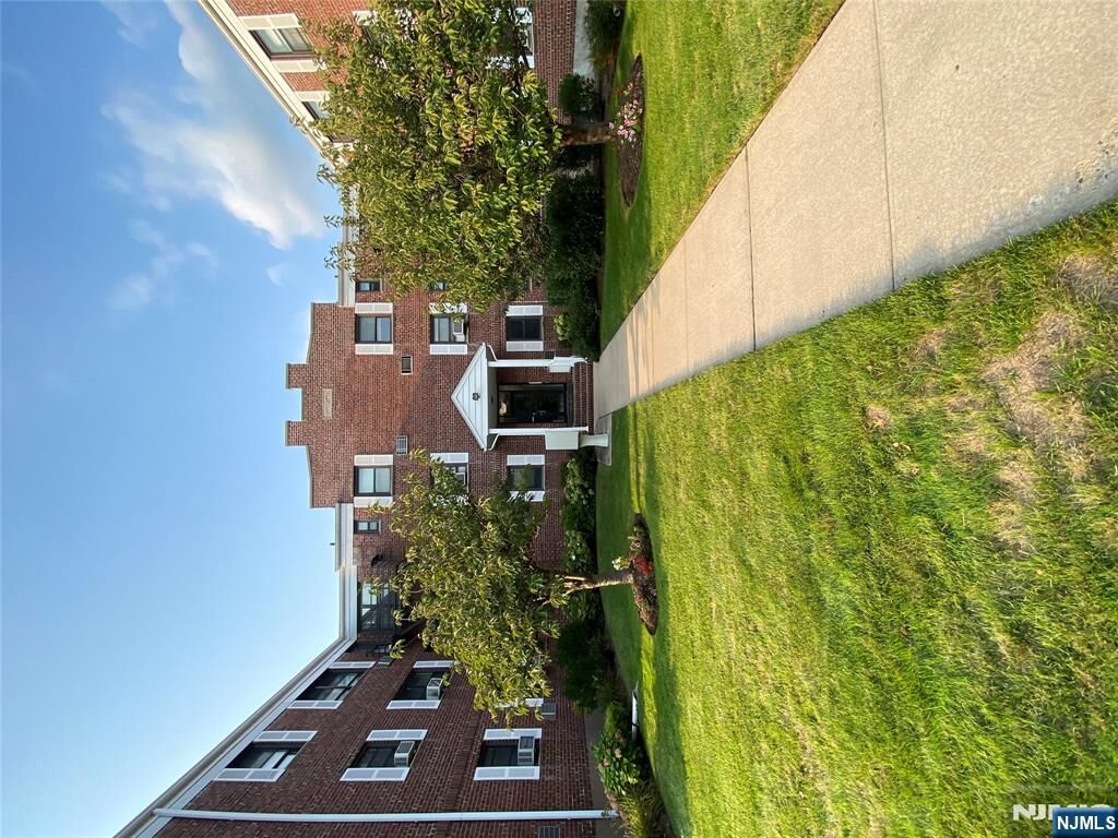 Property Photo:  241 Main Street 1H  NJ 07621 