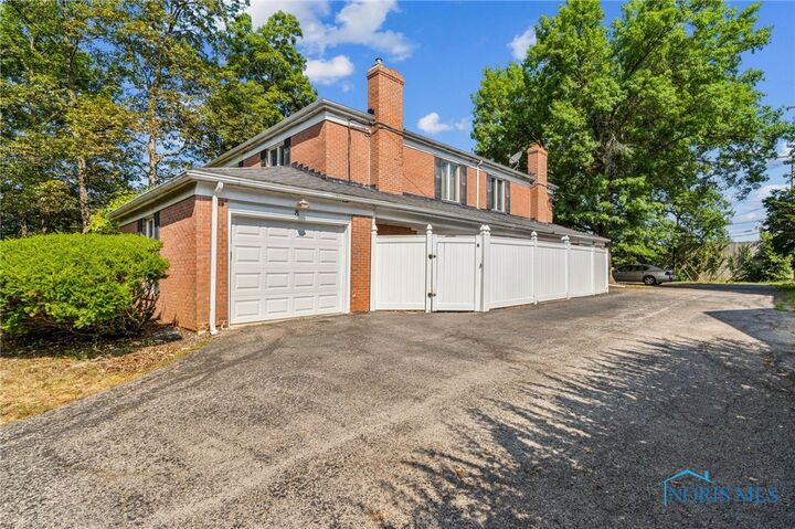 Property Photo: 1902 Queenswood Drive U8 OH 45840