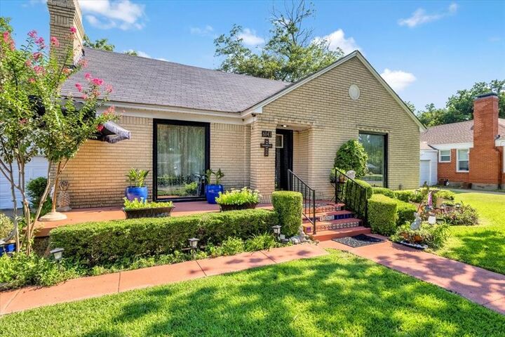 Property Photo: 6043 Overlook Drive TX 75227