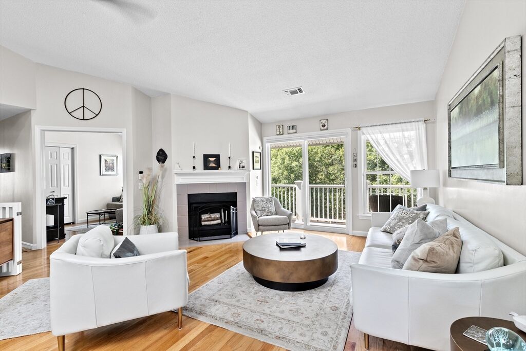 Property Photo:  86 Bradford Commons Ln 86  MA 02184 
