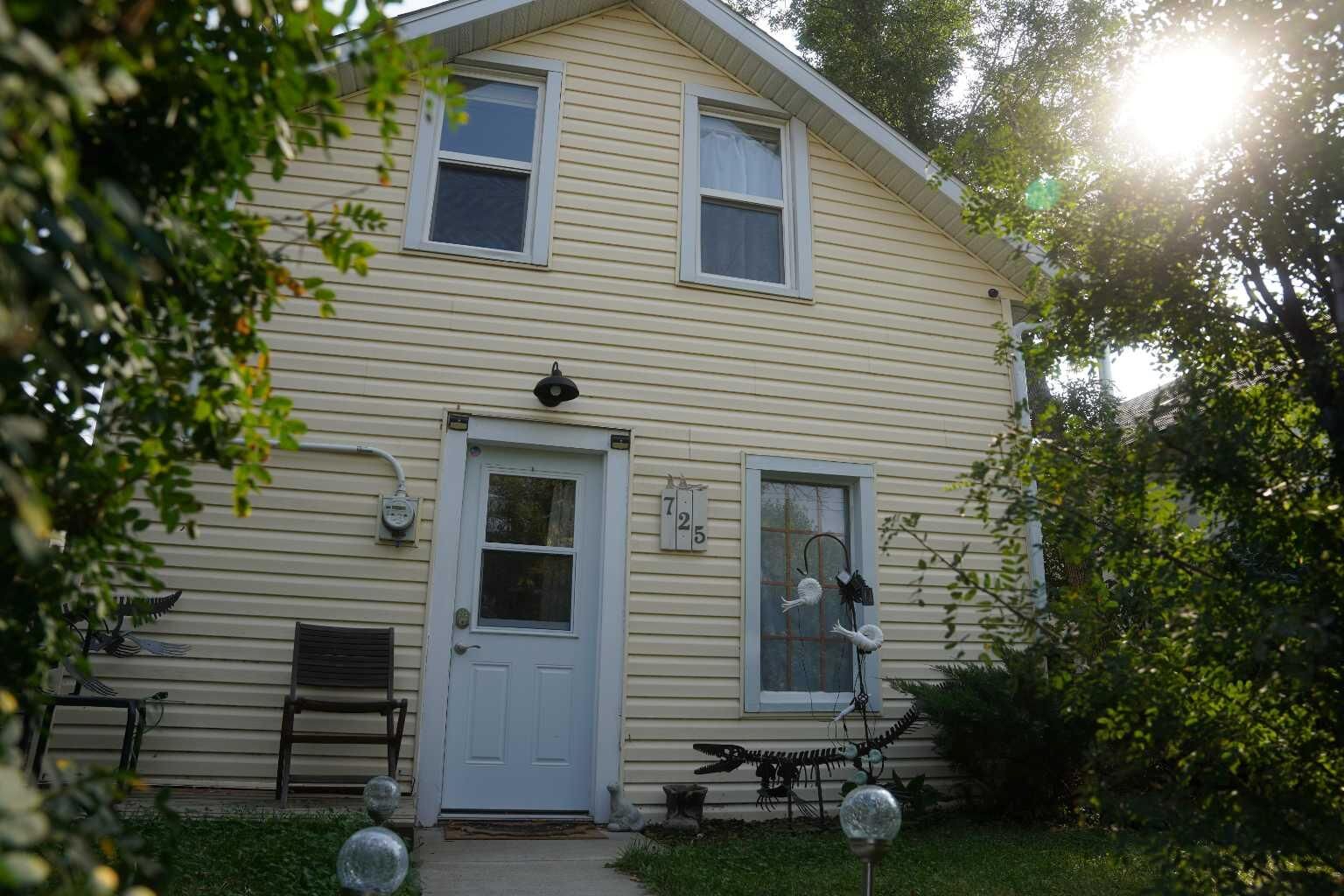 Property Photo: 725 2 Avenue W AB T0J 0Y3