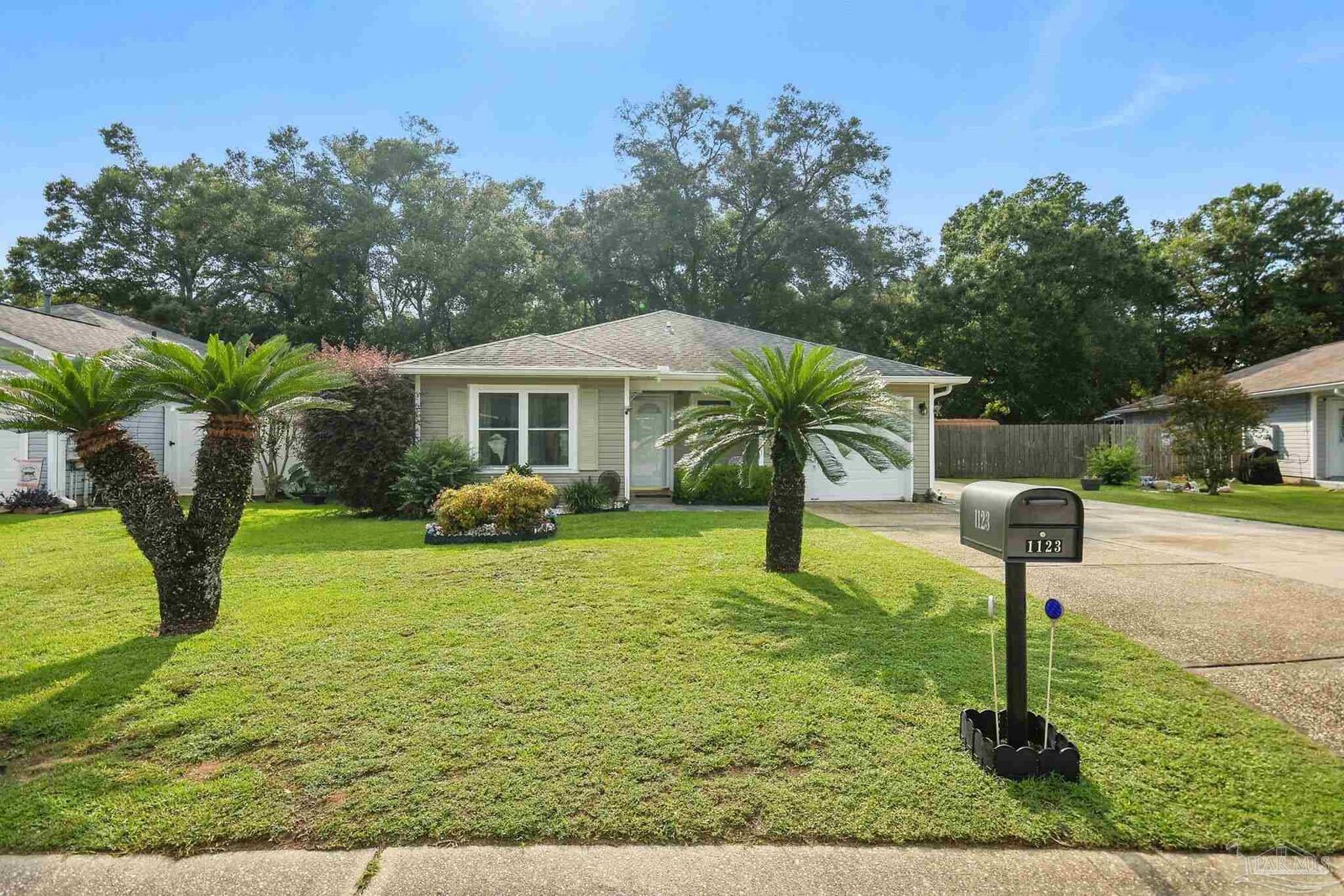 Property Photo:  1123 Simpson St  FL 32526 