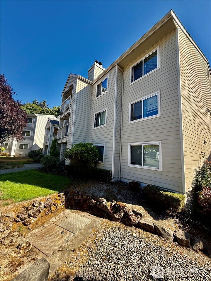 Property Photo:  975  Aberdeen Avenue NE E403  WA 98056 