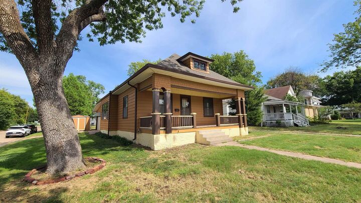 Property Photo: 823 N Washington Ave KS 67152