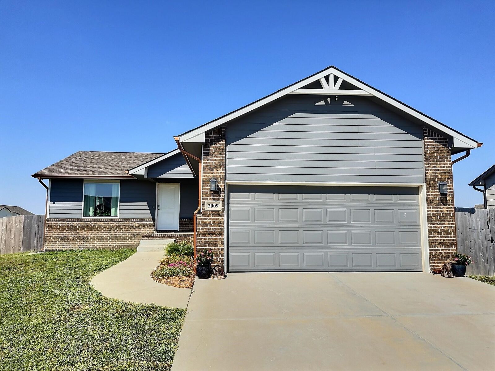 Property Photo: 2009 S Chestnut St KS 67114