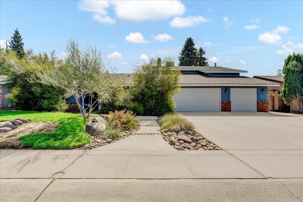 Property Photo: 1328 S Cotta Street CA 93292