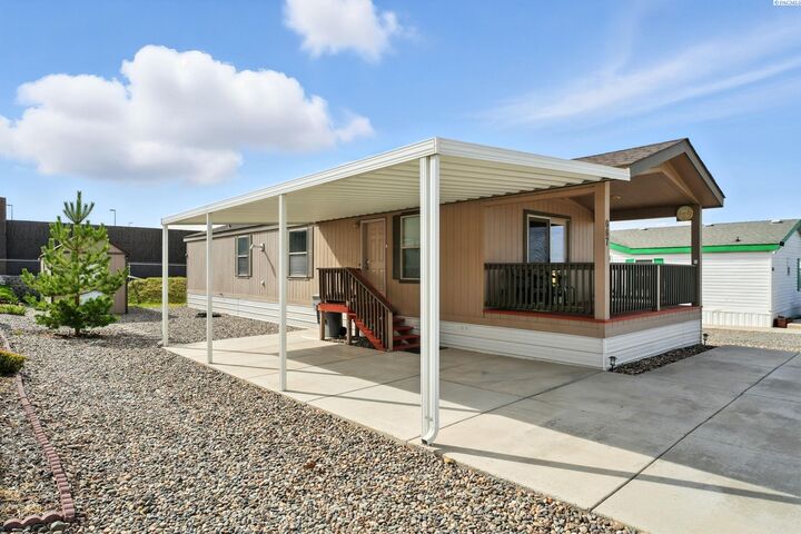 Property Photo: 667 Lonetree Lane WA 99352