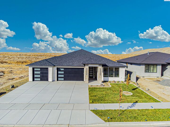 Property Photo:  2839 Savanna Ave  WA 99352 