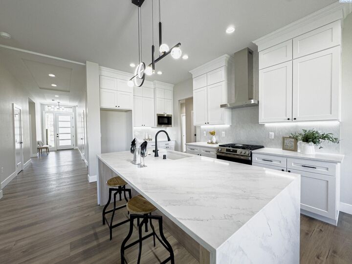 Property Photo: 2839 Savanna Ave WA 99352