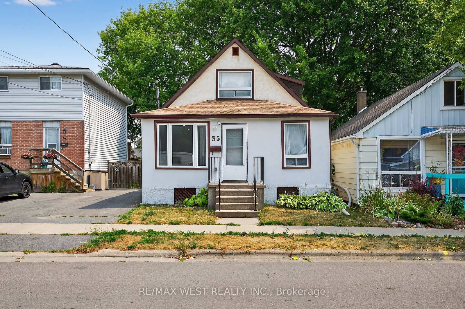 Property Photo: 35 Kingscourt Avenue ON K7K 4N6