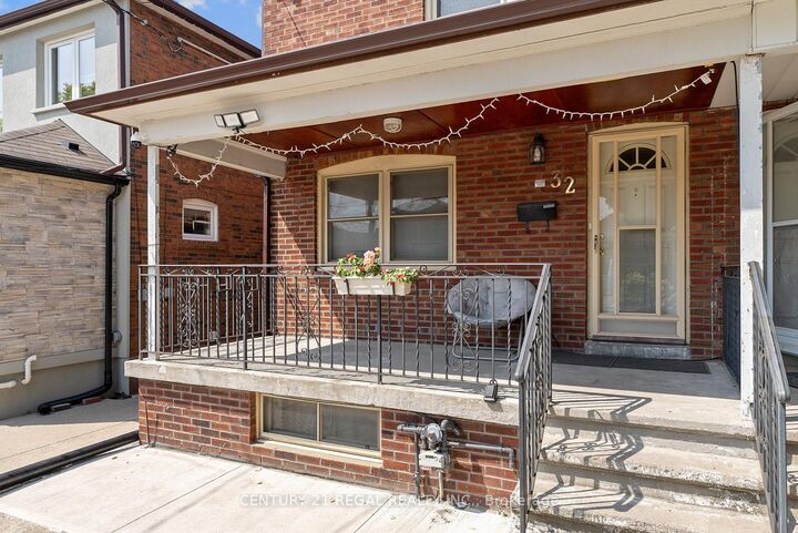 Property Photo: 32 Chamberlain Avenue ON M6E 4J8