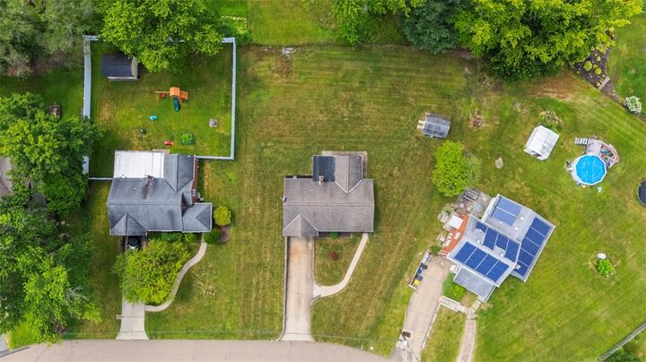 Property Photo:  7911 Roderick Dr  PA 15237 