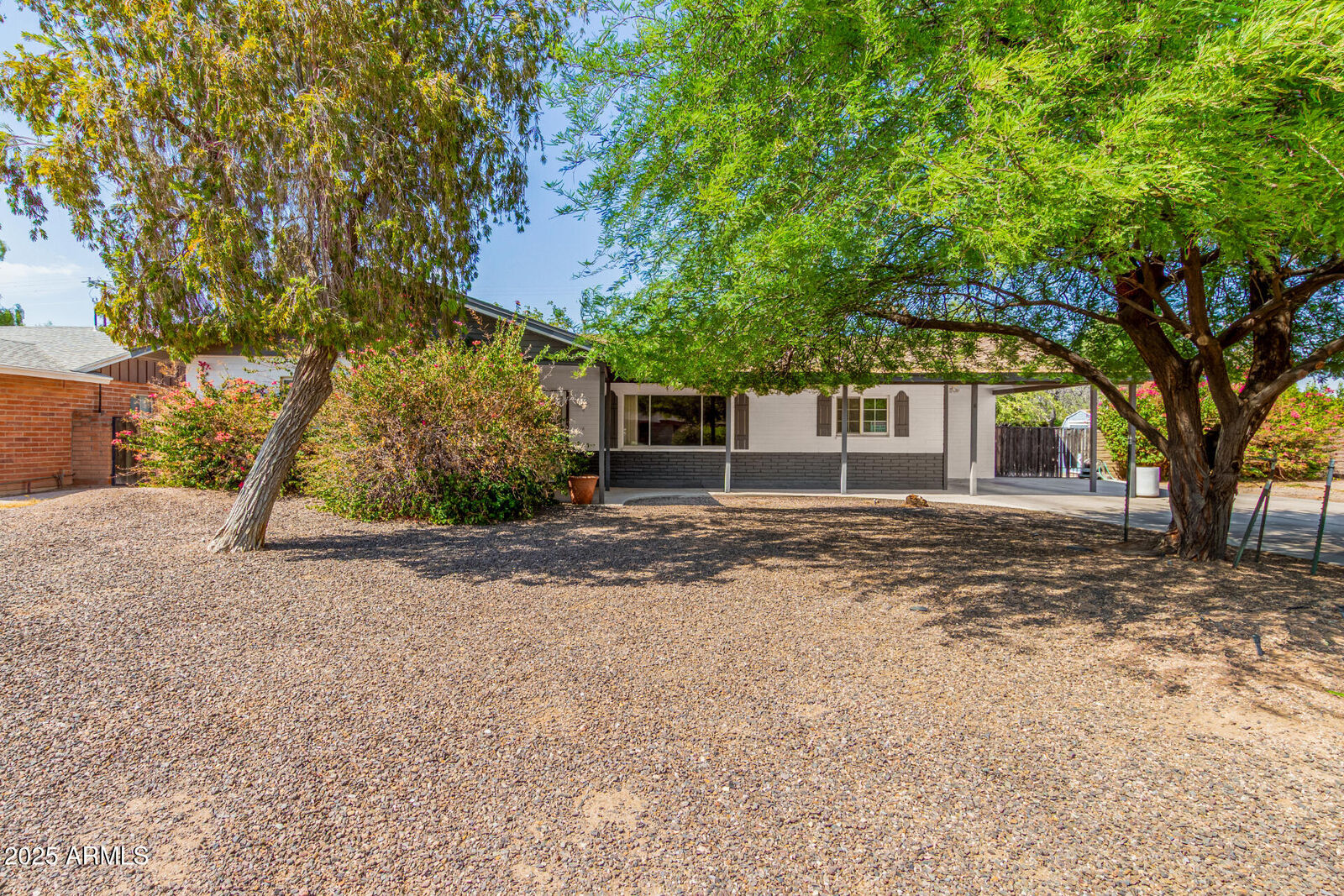 Property Photo: 1114 E Laurel Drive AZ 85122