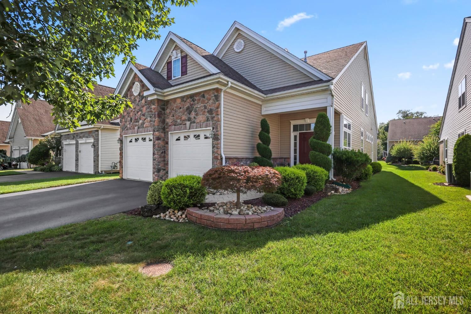 Property Photo:  20 Draw Bridge Drive  NJ 08831 