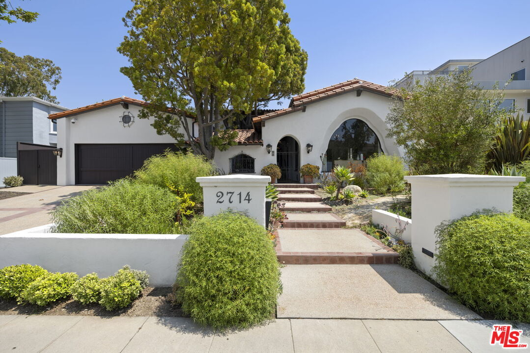 Property Photo:  2714 Forrester Dr  CA 90064 