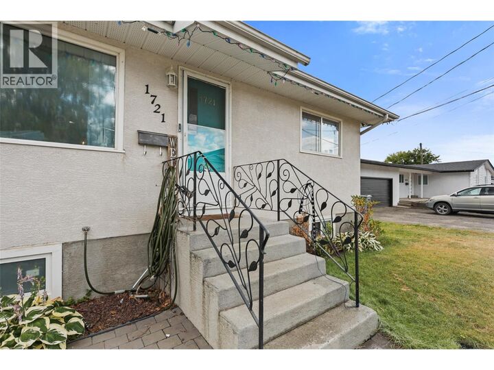 Property Photo:  1721 Brunner Avenue  BC V2B 4K1 